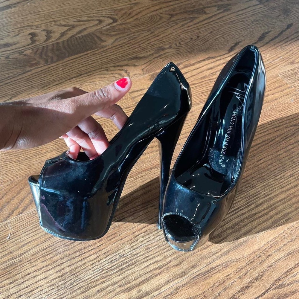Sexy patent leather/ PVC vintage black pleasers by Hong Hui Xiān Xue Piao.